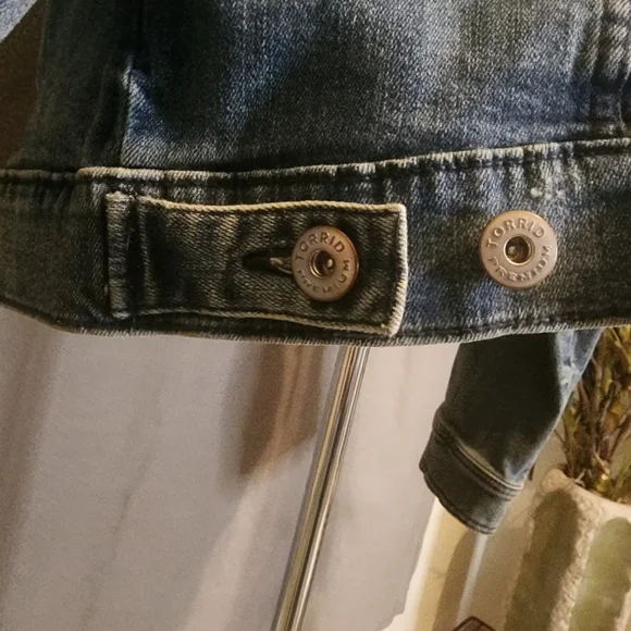 Torrid Premium Denim Jacket embroidered Fearless floral - Picture 12 of 15